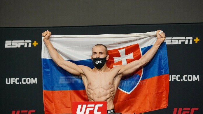 Ľudovít Klein počas váženia pred súbojom s Michaelom Trizanom.