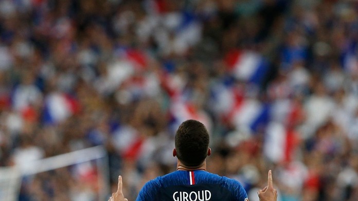 Olivier Giroud oslavuje víťazný gól.