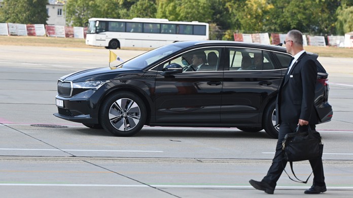 Pápež František odchádza v automobile Škoda ENYAQ iV z bratislavského letiska.