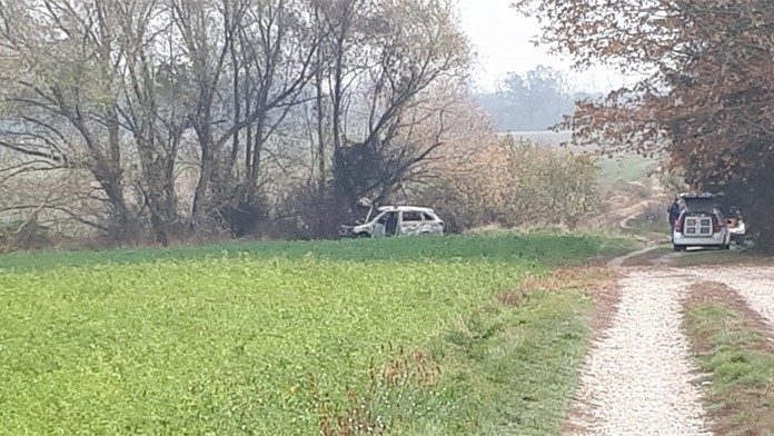 Auto po výbuchu zhorelo do tla.