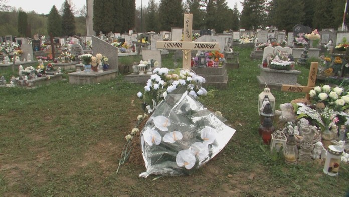 Pri pitve zistili, že bábätko malo odtrhnutú krčnú chrbticu.