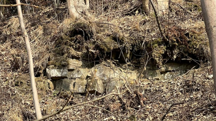 Obyvateľov obce Kolačkov ohrozujú zosuvy pôdy.