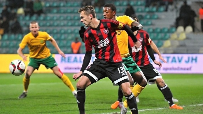 V strede vpravo William (Žilina) a vpredu Milan Bortel (Spartak).