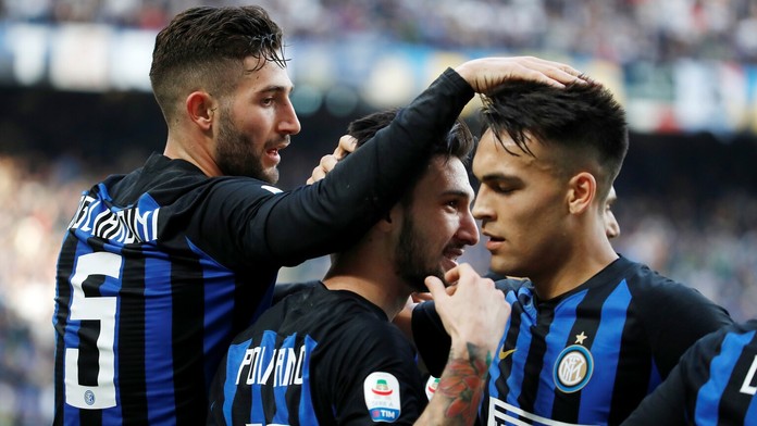 Záchranári prehľadávajú trosky lietadla Etiópskych aerolínií.