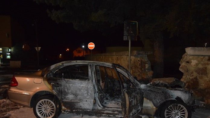 Traja tínedžeri unikali vo Fiľakove policajtom. Zastavil ich až kostolný múr, žiaľ, s tragickými následkami