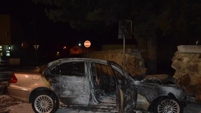 Traja tínedžeri unikali vo Fiľakove policajtom. Zastavil ich až kostolný múr, žiaľ, s tragickými následkami