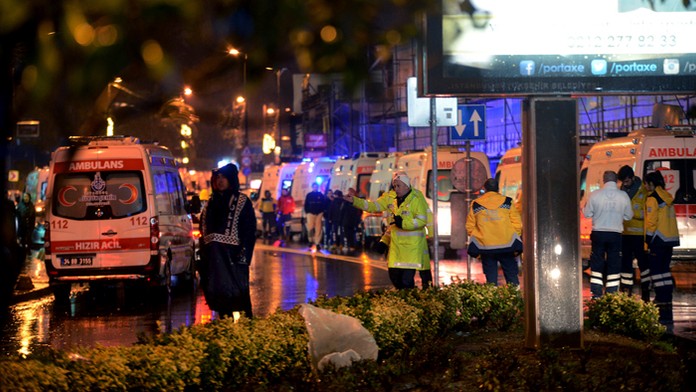 Sanitky pred známym istanbulským klubom Reina, v ktorom zaútočili dvaja muži.