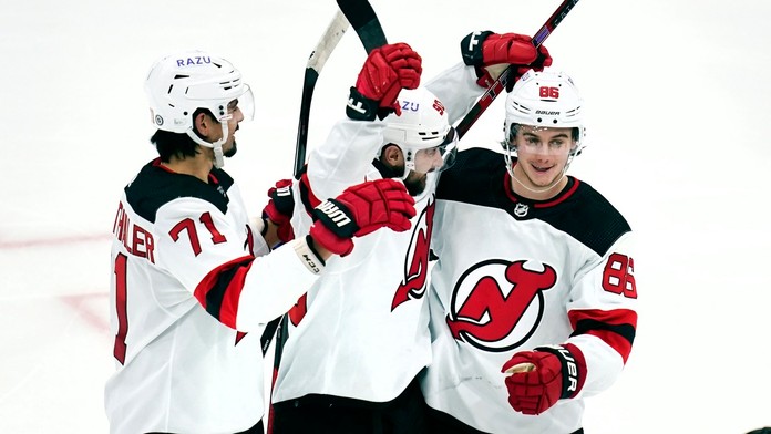 Na snímke uprostred slovenský krídelník Devils Tomáš Tatar oslavuje gól so spoluhráčmi.