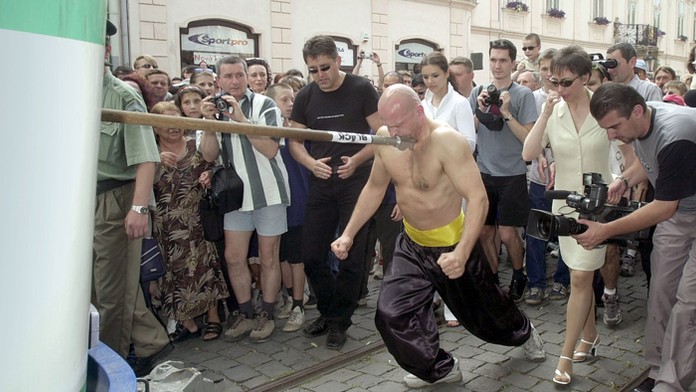 Róbert Mikula 9. marca 2006 s putami na rukách, kde senát ŠTS rozhodoval o jeho väzbe.