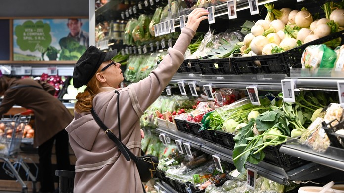 Žena nakupuje zeleninu 