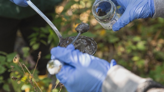 Odobratá vzorka z vôd na Hornej Nitre.