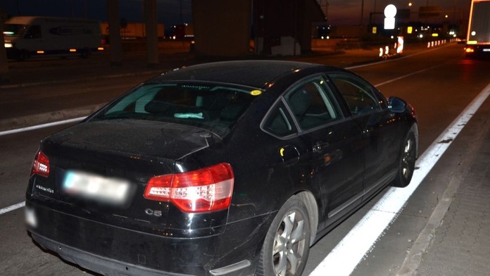 Žena prevážala takmer 6000 dávok heroínu a dve deti. 