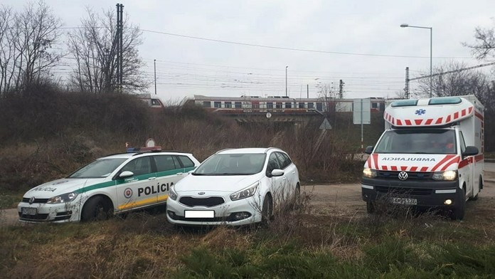 Polícia aj záchranári sú stále na mieste.