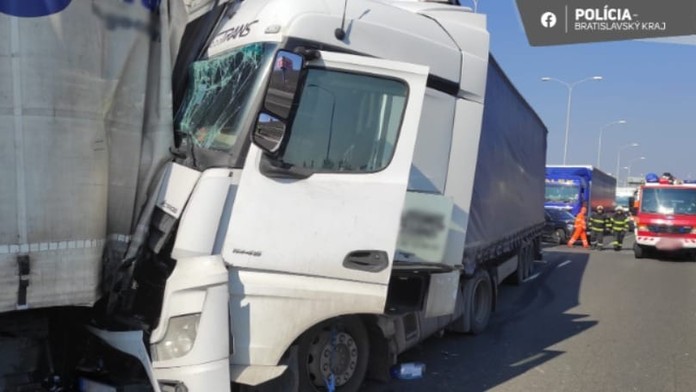 Policajti odkláňajú premávku na D2 v smere do Bratislavy. Zrazili sa tam kamióny