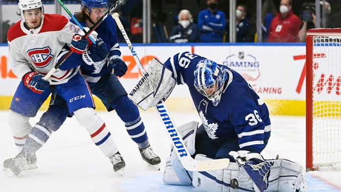 Na snímke vpravo brankár Toronta Jack Campbell chytá puk do lapačky.