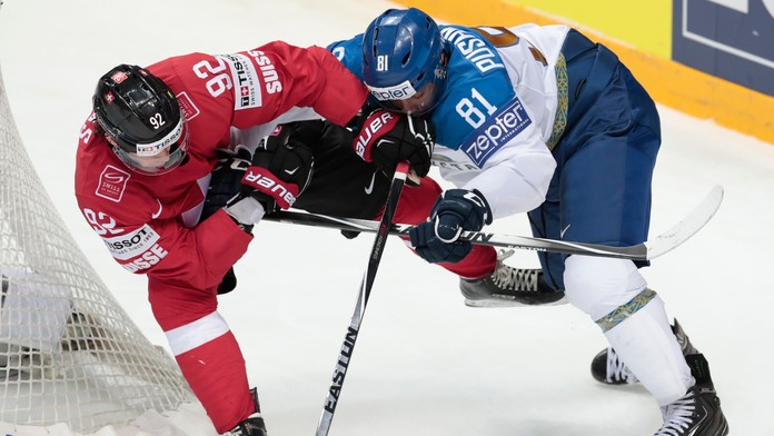 Súboj hráčov švajčiarskeho a kazašského tímu počas duelu na MS v Rusku.