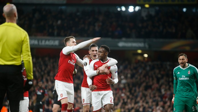 Danny Welbeck (vpravo) z Arsenalu oslavuje svoj gól v odvete osemfinále EL proti AC Miláno.