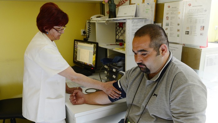 Zdravotná sestra odoberá krv - ilustračná foto 