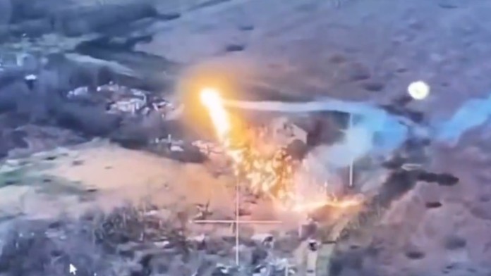 VIDEO: Ukrajinské dračie drony chrlia termit. Rusi sa pred hrôzostrašnou zbraňou neskryjú, zničí aj tanky