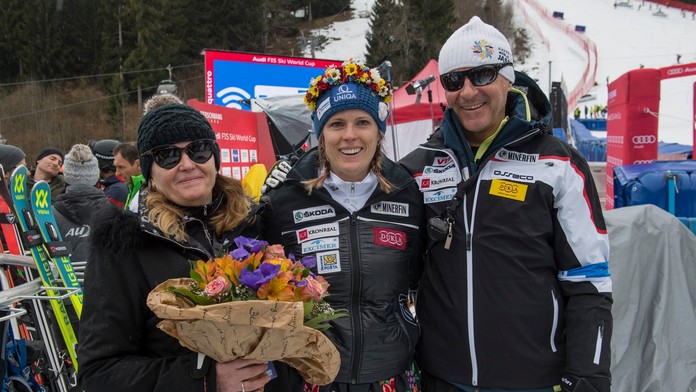 Veronika Velez-Zuzulová s mamou Vierou Zuzulovou a otcom Timotejom po svojej rozlúčkovej jazde.