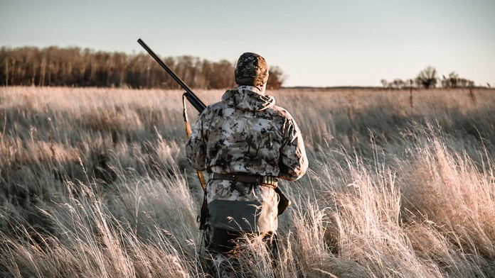 Egypťan stoj nad novinami s titulkami, ktoré informujú o teroristickom útoku na mešitu v Káhire.