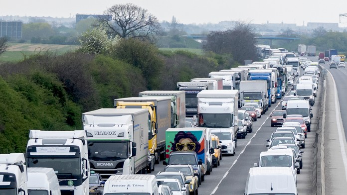 Na snímke zápcha na diaľnici D1 smerom zo Senca na Bratislavu.