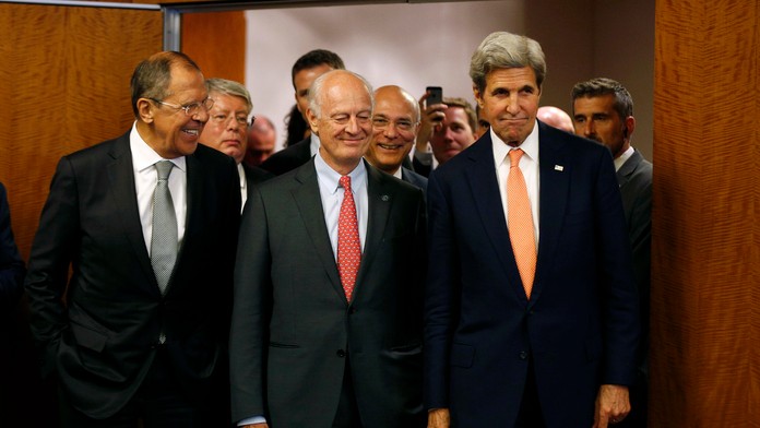 Šéfovia diplomacií USA a Ruska - John Kerry a Sergej Lavrov a splnomocnenec OSN pre Sýriu Staffan de Mistura.