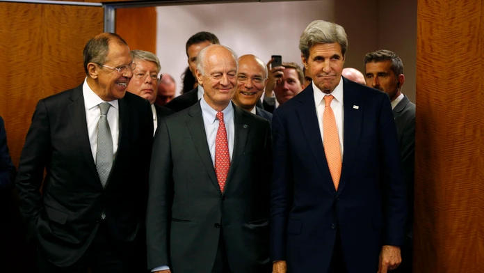 Šéfovia diplomacií USA a Ruska - John Kerry a Sergej Lavrov a splnomocnenec OSN pre Sýriu Staffan de Mistura.