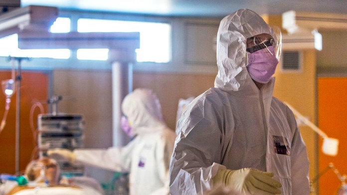 Pri talianskom meste Aulla sa zrútil cestný most. 