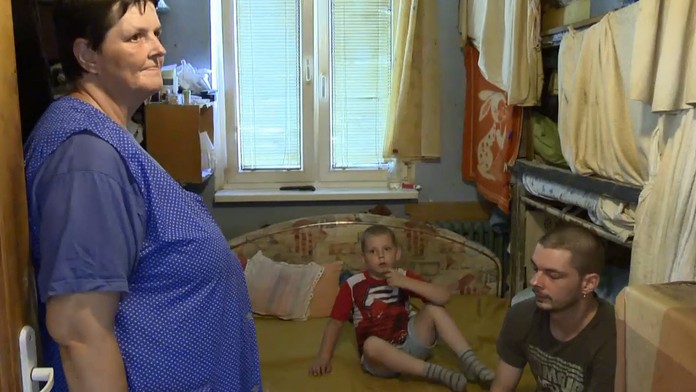 Rodina so 14 deťmi sa tlačí v trojizbovom byte. Musia vyžiť z 365 eur