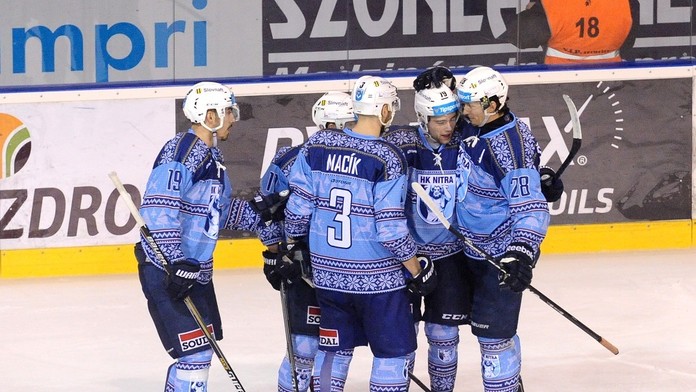 Radosť hráčov Nitry po úvodnom góle.