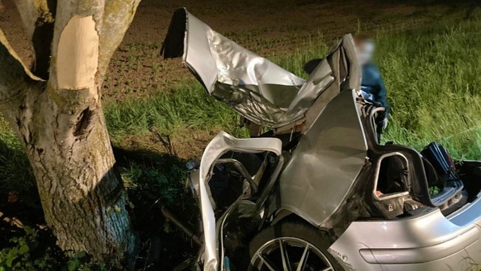 Na snímke zničené auto po náraze do stromu pri Mochovciach.