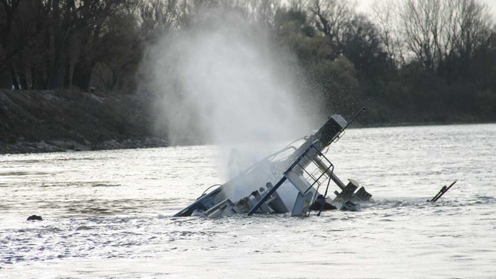 Potopená loď na Dunaji.