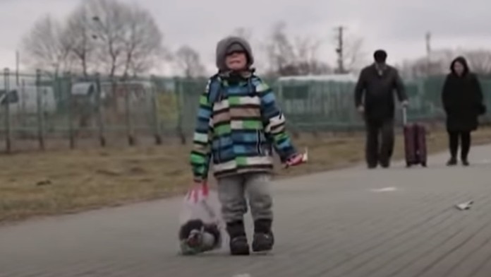 Video, z ktorého sa tlačia slzy do očí. Plačúci chlapček prišiel z vojnovej Ukrajiny celkom sám, mal iba igelitku