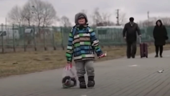 Video, z ktorého sa tlačia slzy do očí. Plačúci chlapček prišiel z vojnovej Ukrajiny celkom sám, mal iba igelitku