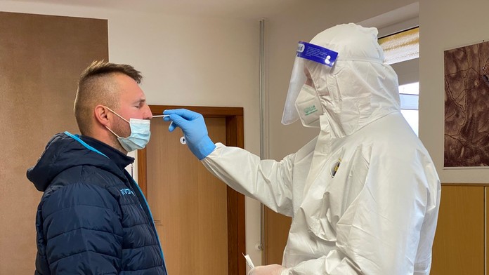 Politici pomáhajú pri testovaní.