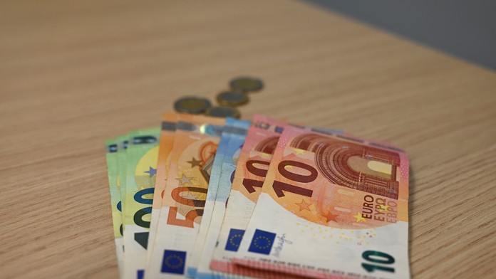 Slovákov čakajú vyššie dávky. Sociálna poisťovňa oznámila, o koľko stúpnu