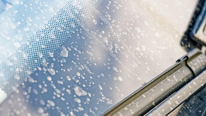 Na snímke znečistené auto od saharského prachu.