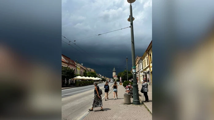 OBRAZOM: Na východnom Slovensku zúria silné búrky. Hrozia supercely a krupobitie