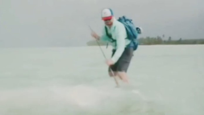 Na rybára zaútočil agresívny žralok, na obranu mal len obyčajný prút.