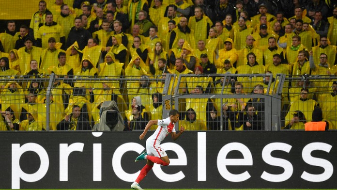 Kylian Mbappé z Monaca oslavuje svoj gól pred fanúšikmi Dortmundu vo štvrťfinále LM.