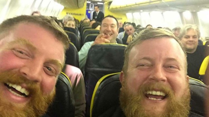 Navlas rovnakí muži sa náhodou stretli v lietadle