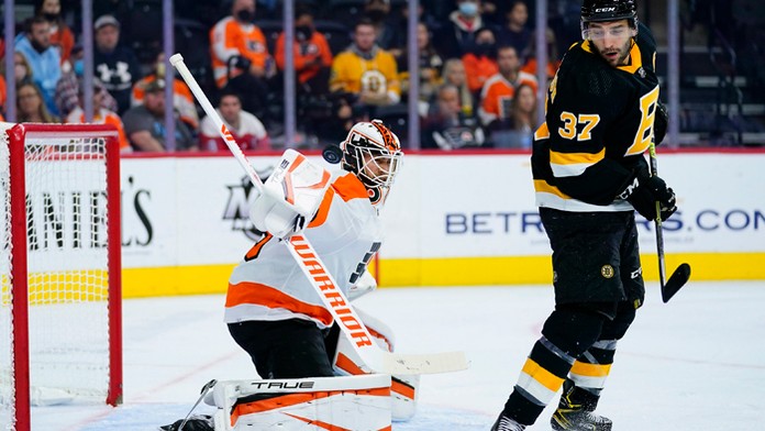 Na snímke vľavo brankár Flyers Martin Jones.