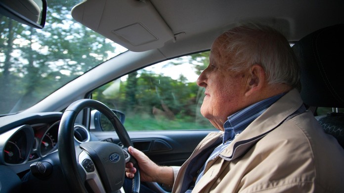 Policajti chytili vodiča, ktorý jazdí 50 rokov bez vodičáku. Nepomohla mu ani núdzová poistka