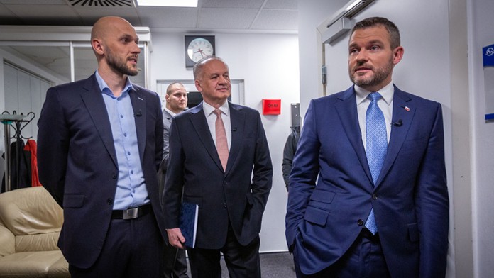 Líder ĽSNS Marian Kotleba pred predvolebnou debatou na TV Markíza.