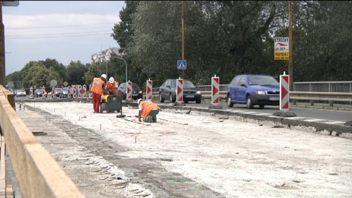 Rekonštrukcia mosta spomaľuje premávku. Cez víkend sa však nepracuje