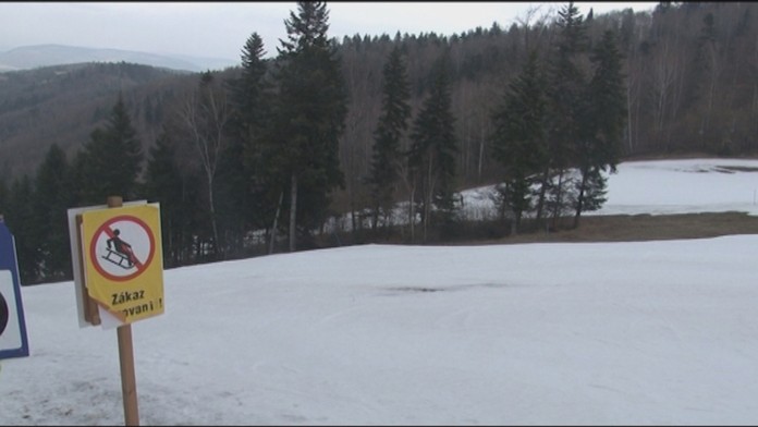 Na svahu bolo sánkovanie zakázané.