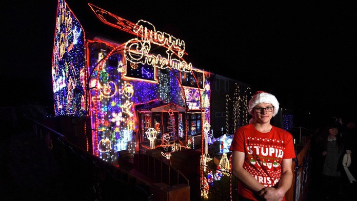 Thomas Wheatley minul neuveriteľnú sumu na vianočnú dekoráciu okolo svojho domu.