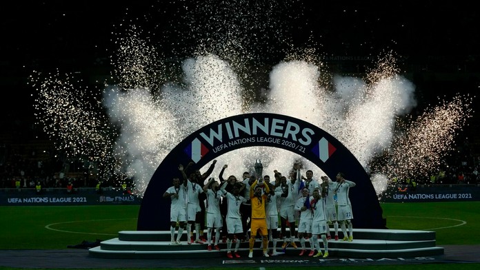 Futbalisti Francúzska oslavujú víťazstvo vo finálovom zápase Ligy národov.