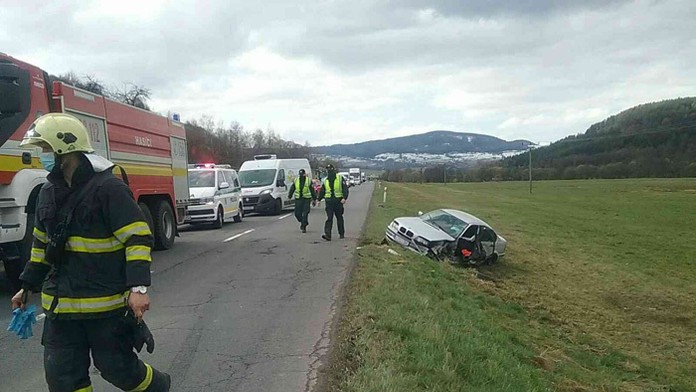 Auto po náraze s autobusom skončilo na poli.